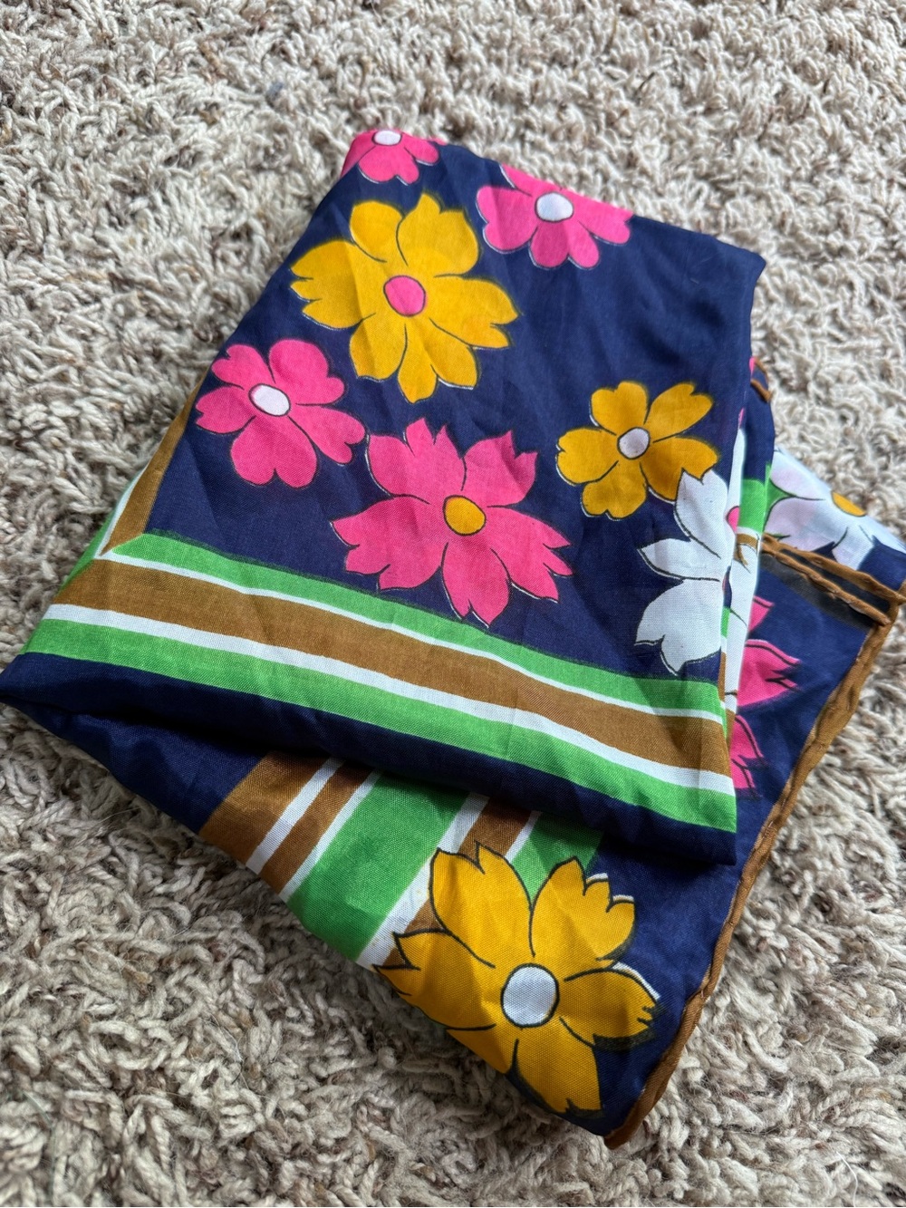 Vintage 70s -Mod Silk Scarf “Flower Power” Daisy Print -Hand Rolled - Picture 2 of 8